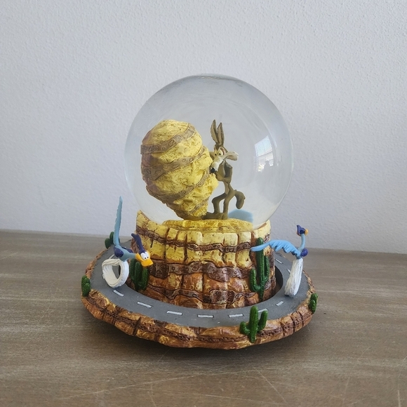 Rare Warner Bros. Road Runner and Wile E. Coyote Musical Snow Globe Vintage 1996 - Picture 6 of 10